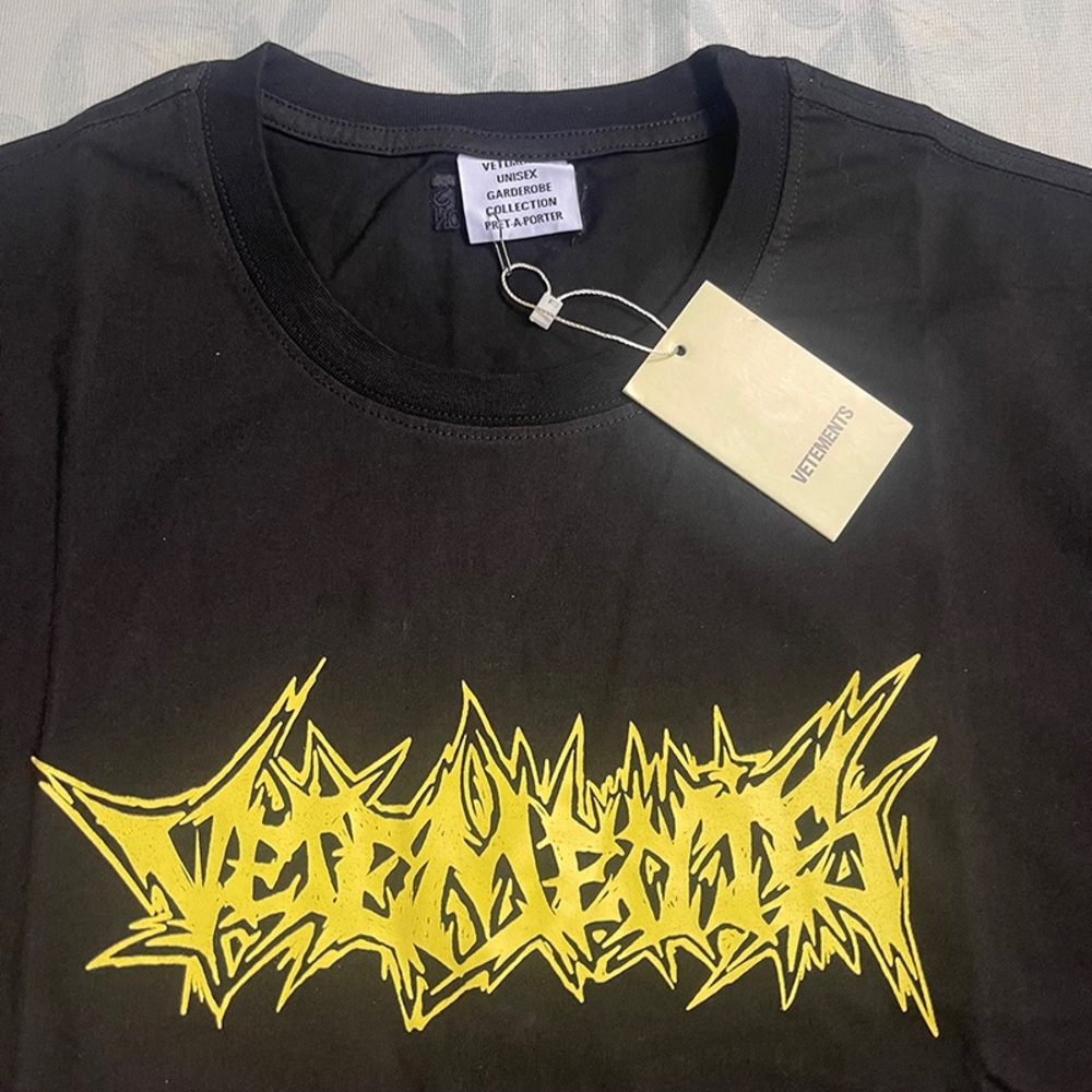 Vetements Black Short-Sleeve Tee with Yellow Graphic Logo - Picture 2 of 8